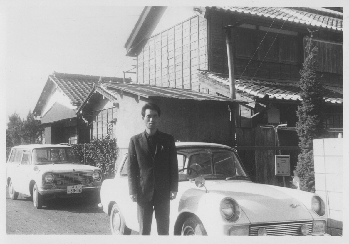 創業者元会長の会社前での写真